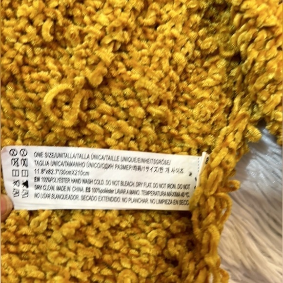 Yellow knit scarf - Picture 8 of 9